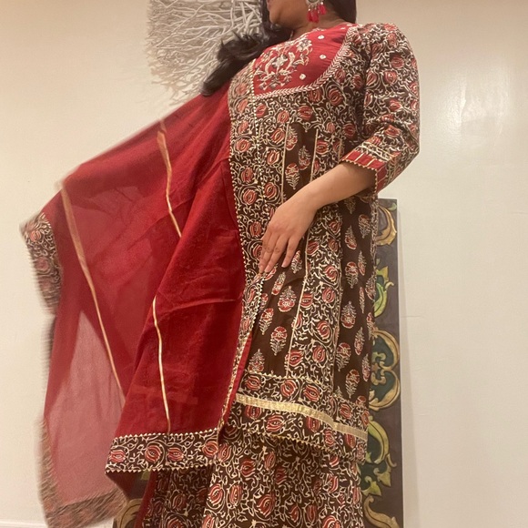 Indian sharara kurta Duppatta set with lace border work - Picture 3 of 3